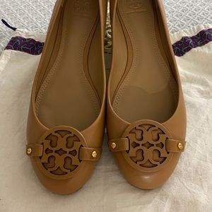 NEW NEVER WORN TORY BURCH FLATS!!!!!